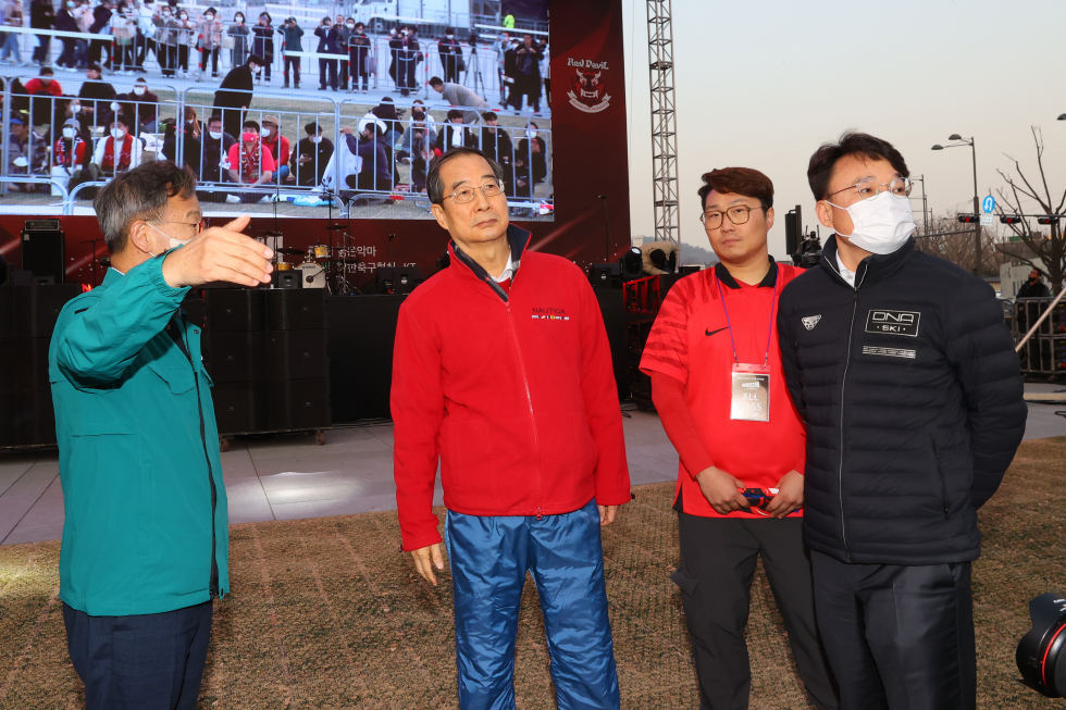 PM inspects World Cup street cheering site