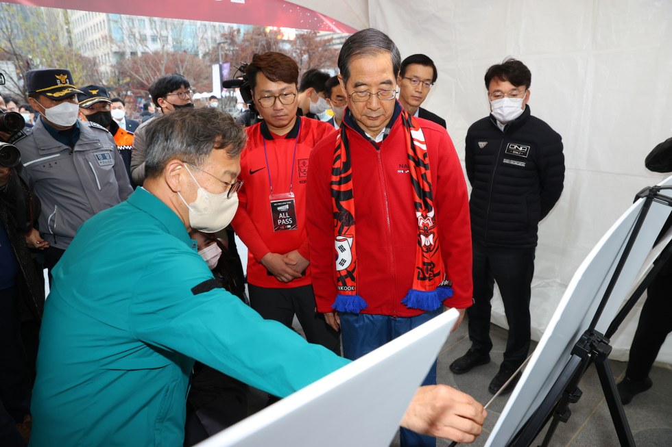 PM inspects World Cup street cheering site