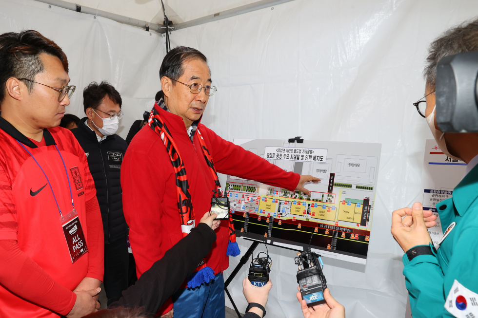 PM inspects World Cup street cheering site