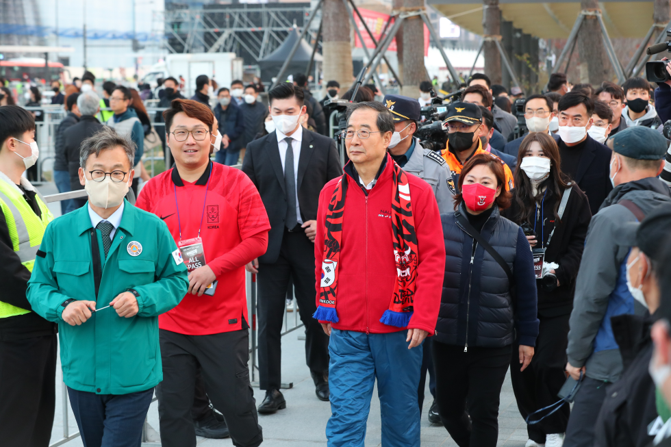 PM inspects World Cup street cheering site