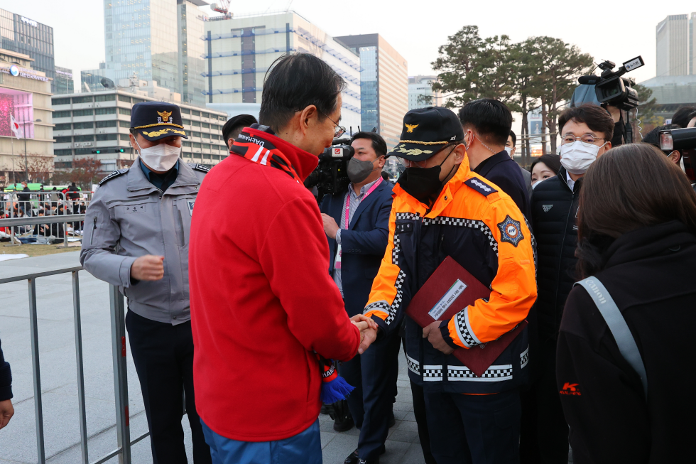 PM inspects World Cup street cheering site