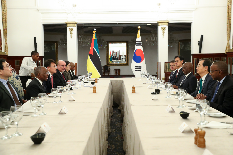 PM attends on official dinner hosted by Mozambican PM