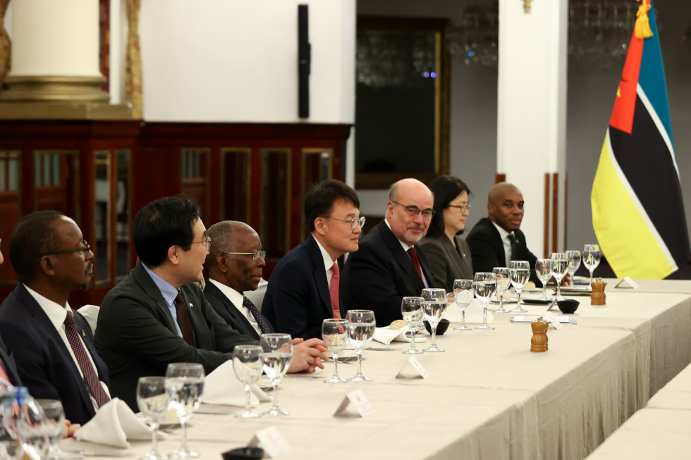 PM attends on official dinner hosted by Mozambican PM