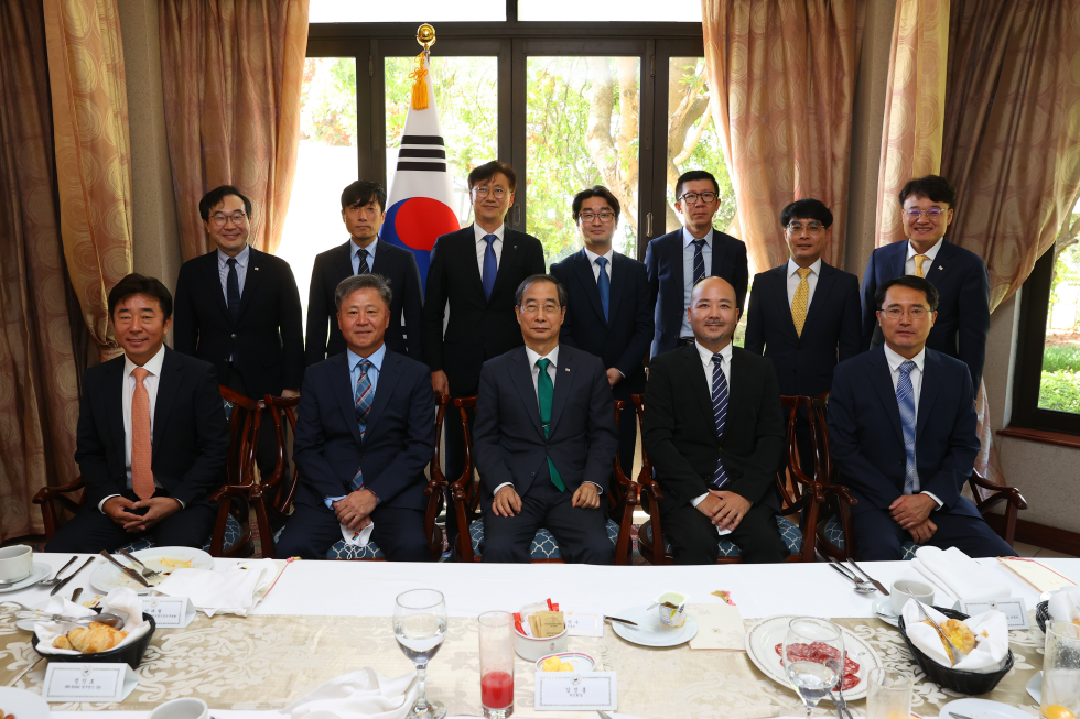 PM meets Korean residents in Mozambique