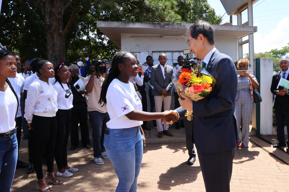 PM visits Matola school, Maputo