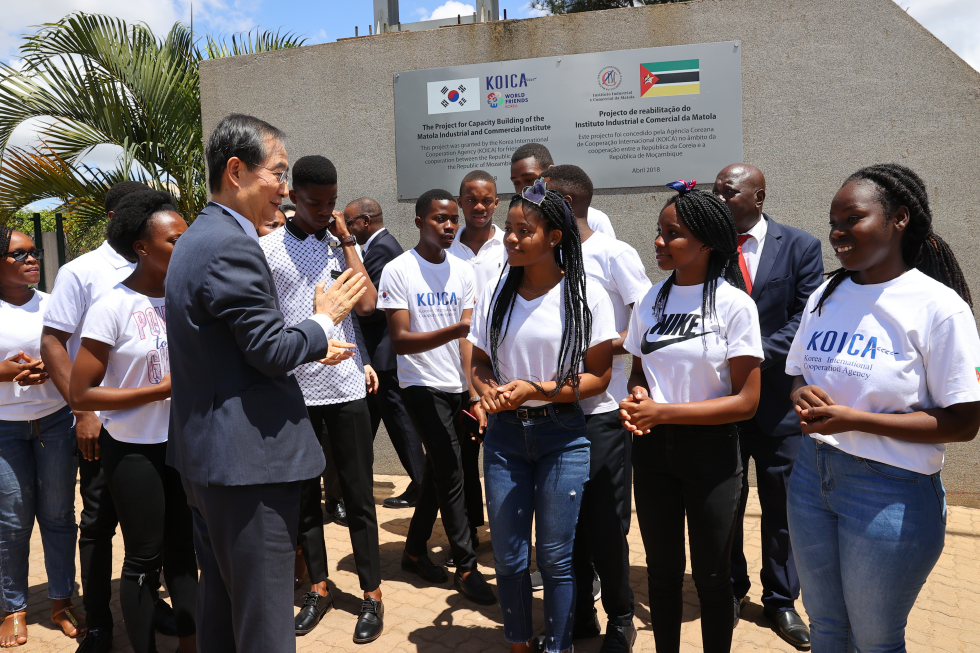 PM visits Matola school, Maputo