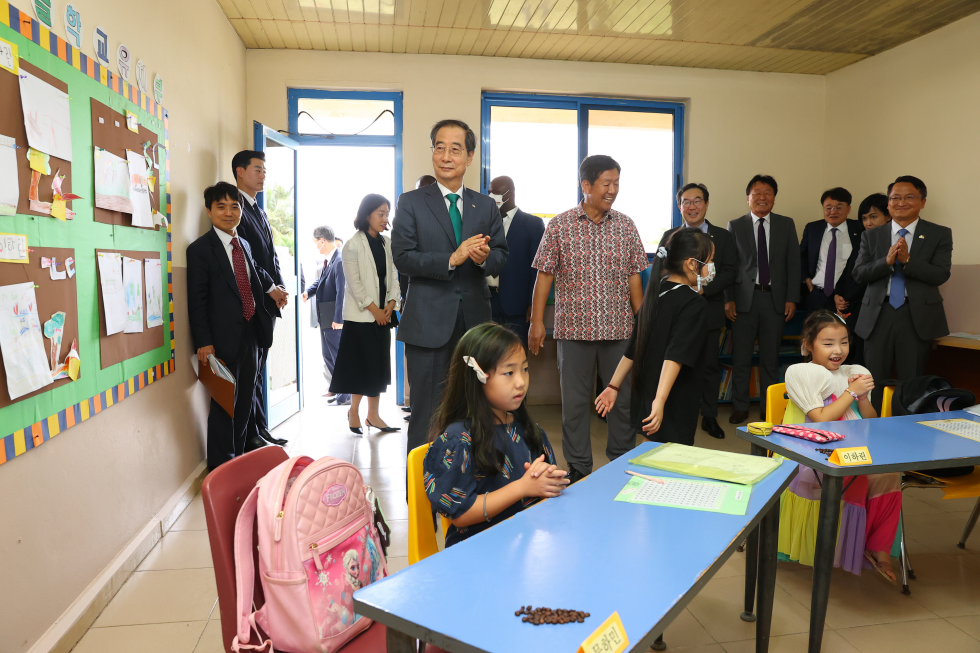 PM visits Korean language school, Ghana