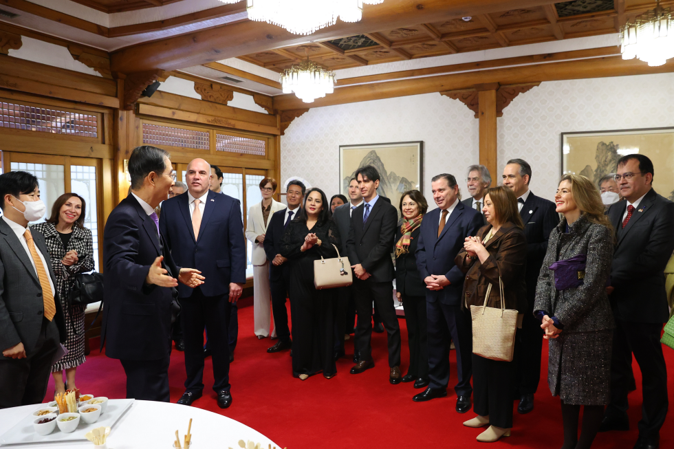 PM meets Latin envoys