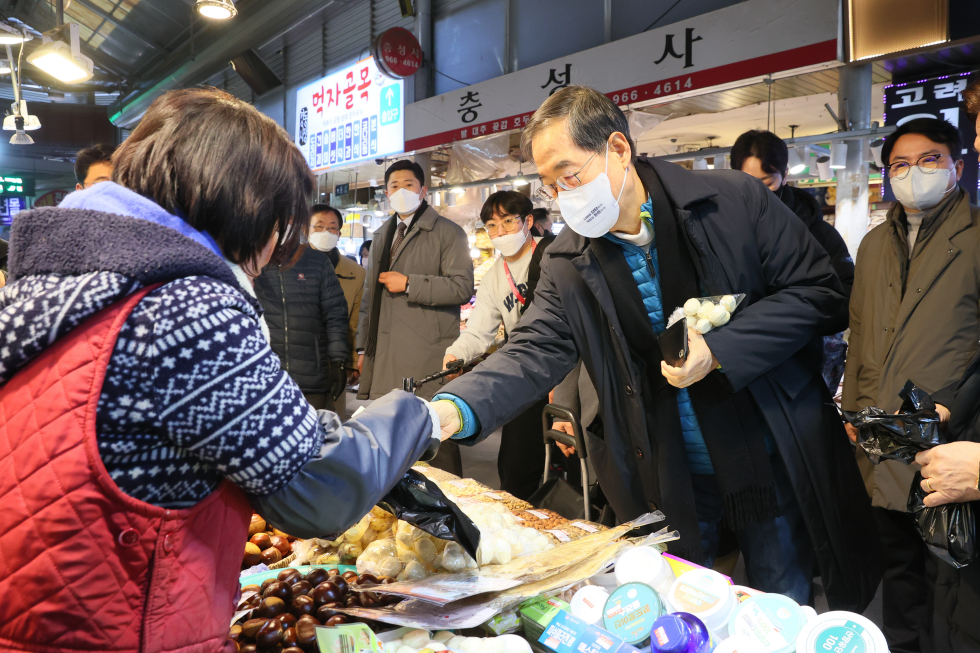 PM visits market ahead of holiday