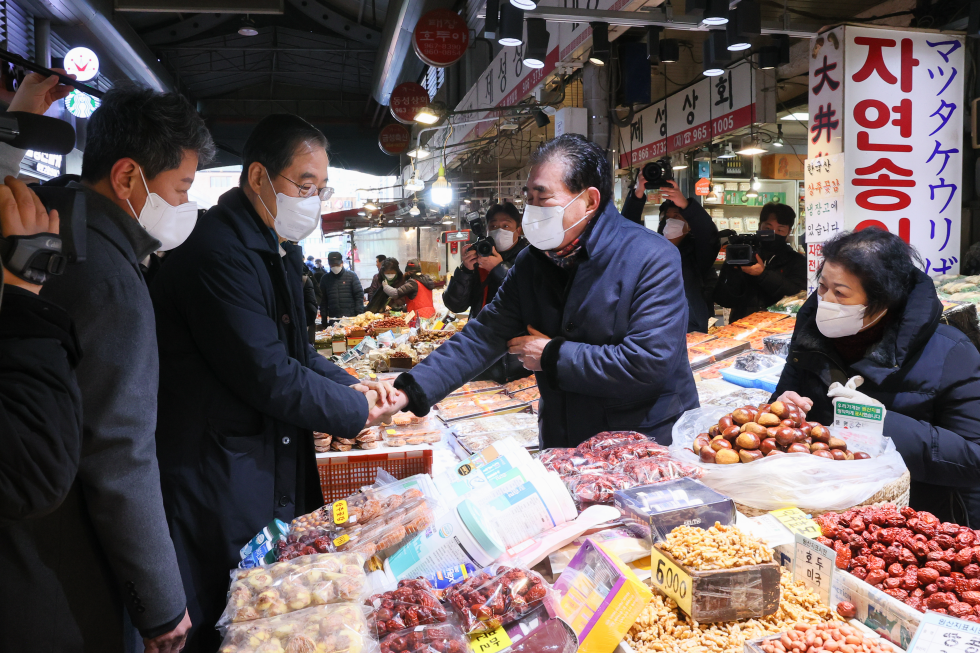 PM visits market ahead of holiday