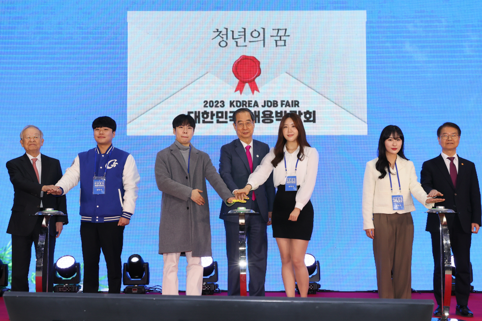 PM attends Korea job fair