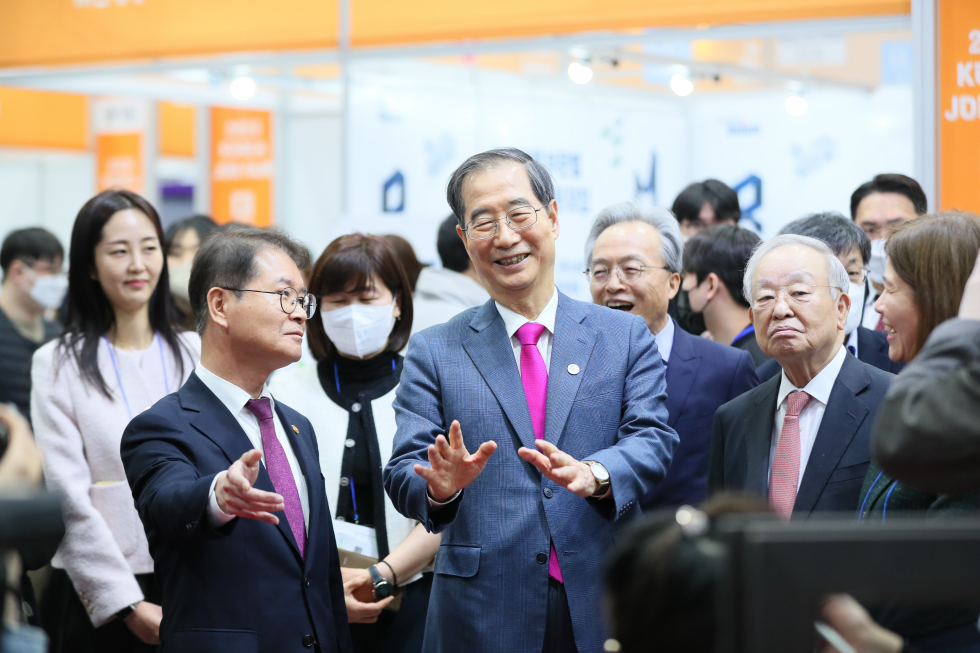 PM attends Korea job fair