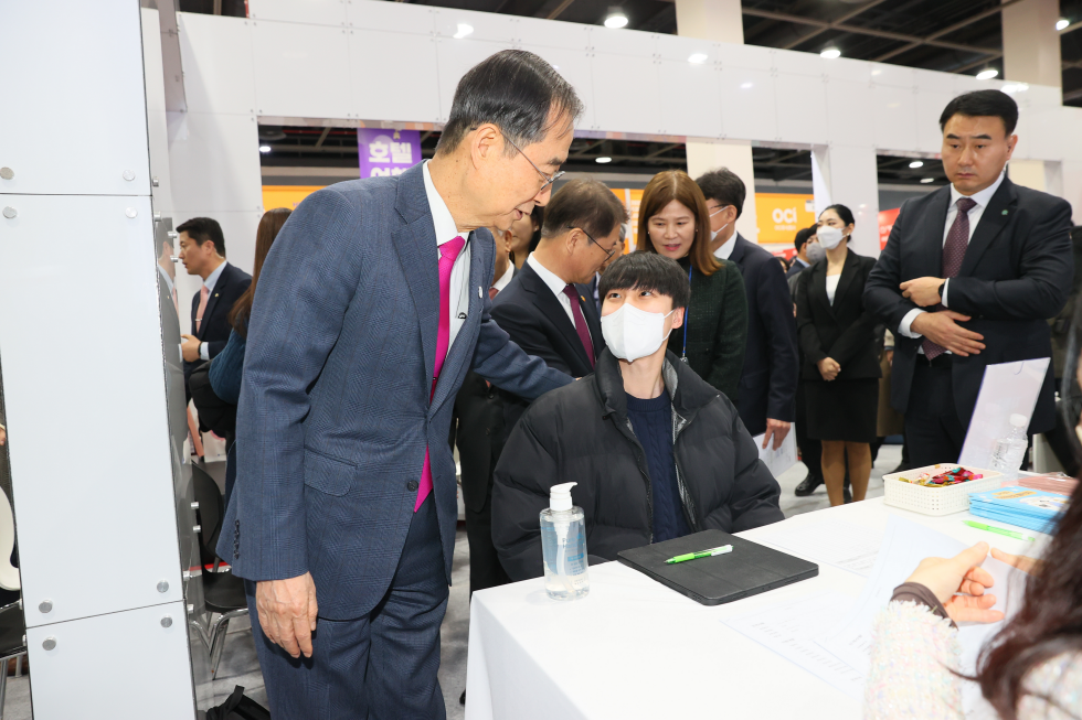 PM attends Korea job fair