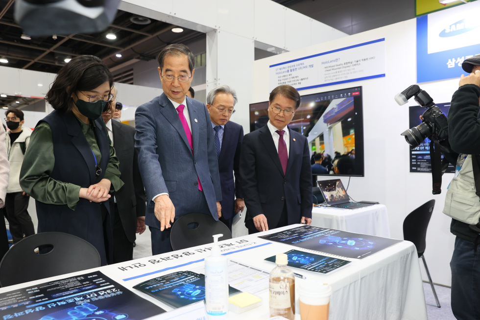 PM attends Korea job fair