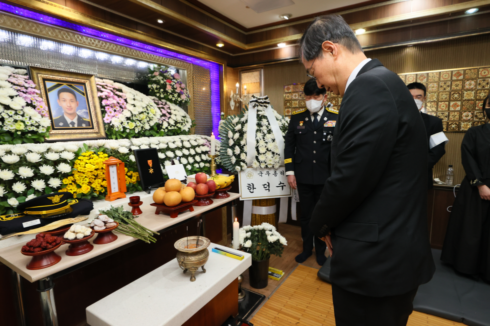PM pays tribute to late firefighter