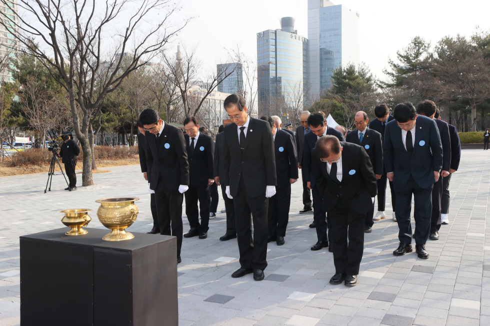 PM visits monument on 1960 pro-democracy movement