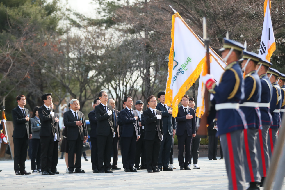 PM visits monument on 1960 pro-democracy movement