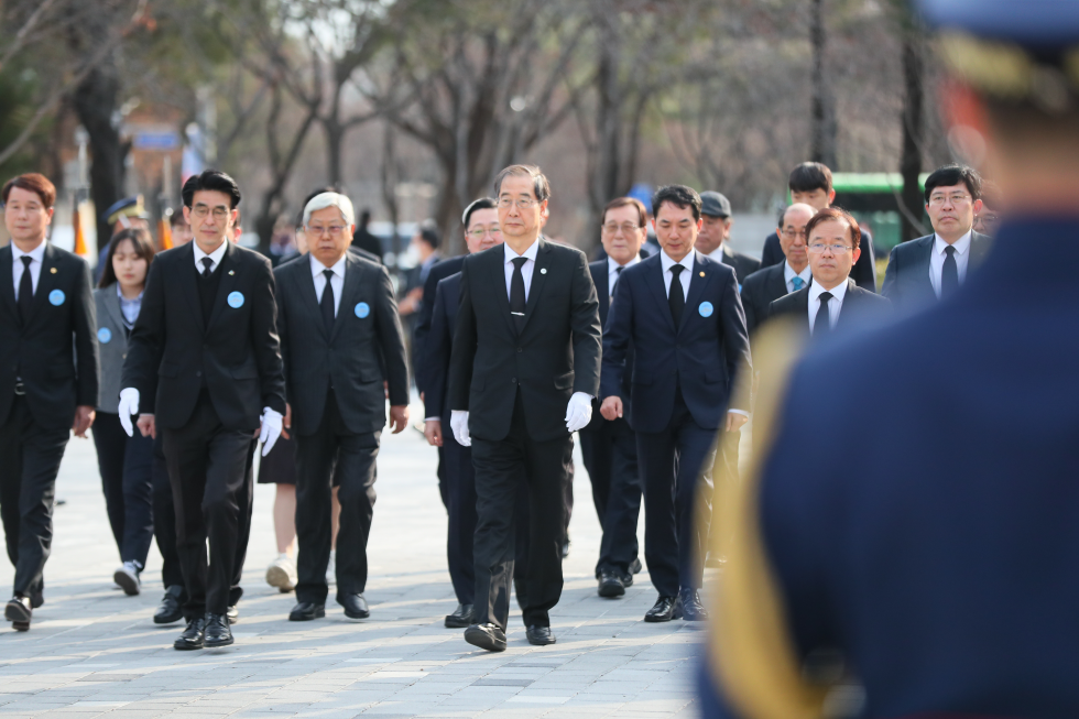 PM visits monument on 1960 pro-democracy movement