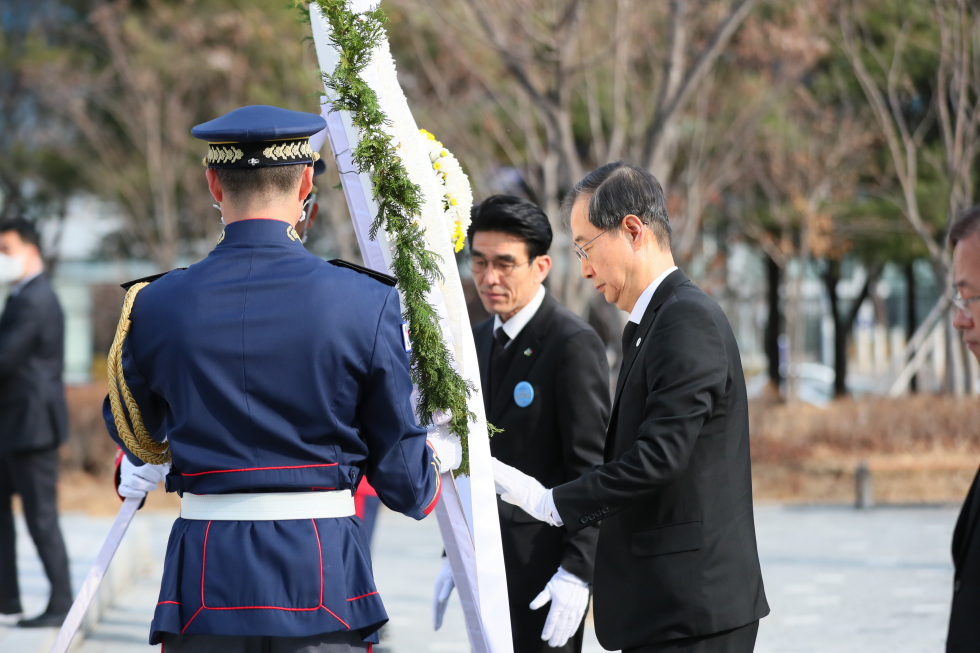 PM visits monument on 1960 pro-democracy movement