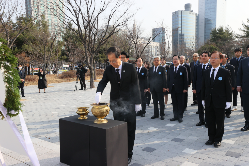 PM visits monument on 1960 pro-democracy movement