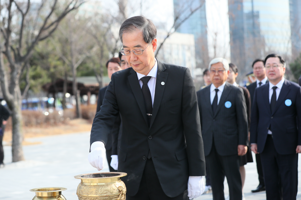 PM visits monument on 1960 pro-democracy movement