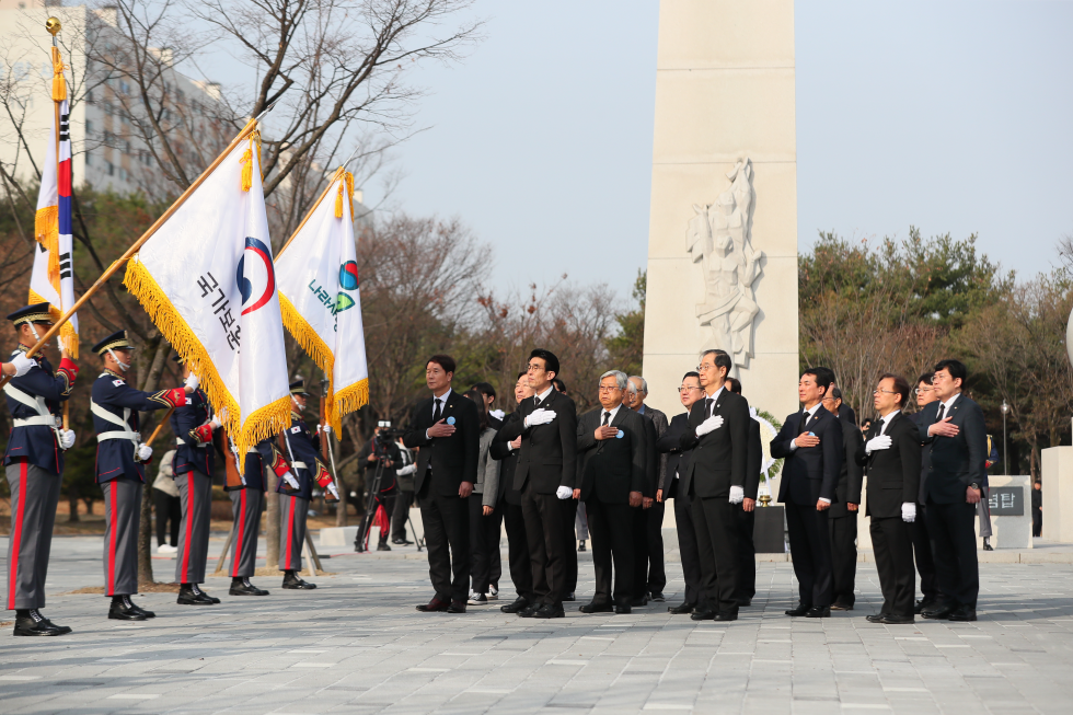 PM visits monument on 1960 pro-democracy movement