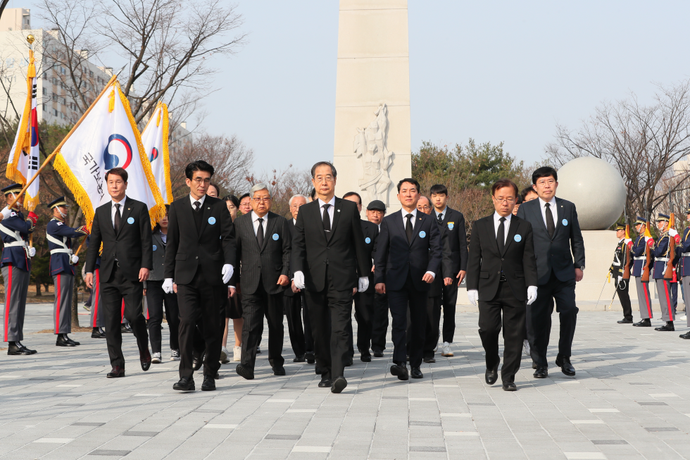 PM visits monument on 1960 pro-democracy movement