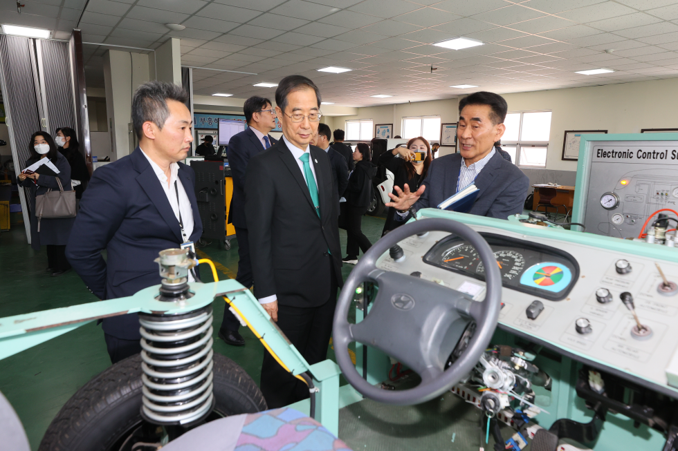 PM visits vocational training school