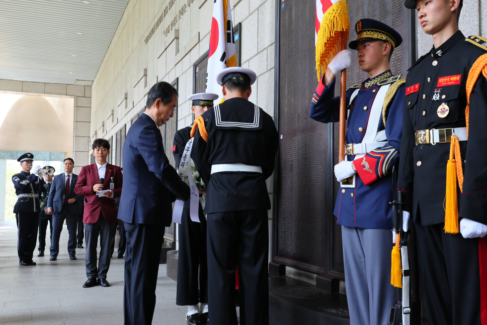 PM honors U.S. soldiers killed in Korean War