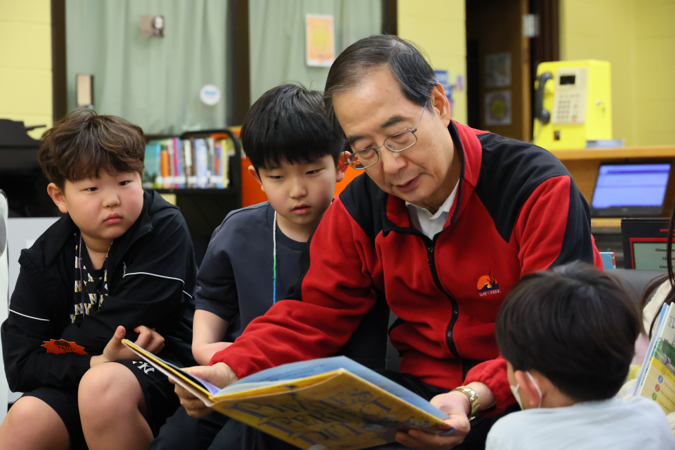 PM serves as one-day teacher at USFK school