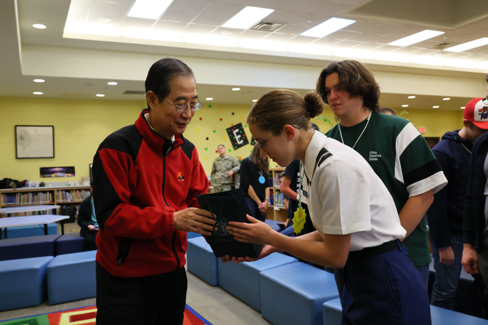 PM serves as one-day teacher at USFK school