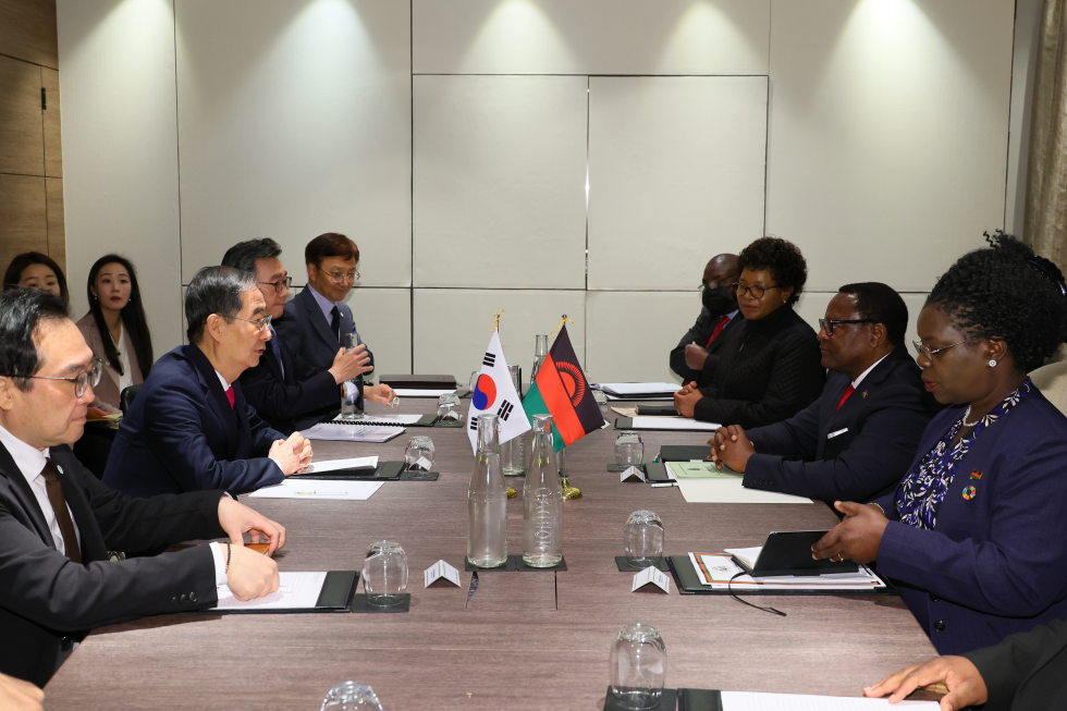 PM meets Malawian President in London