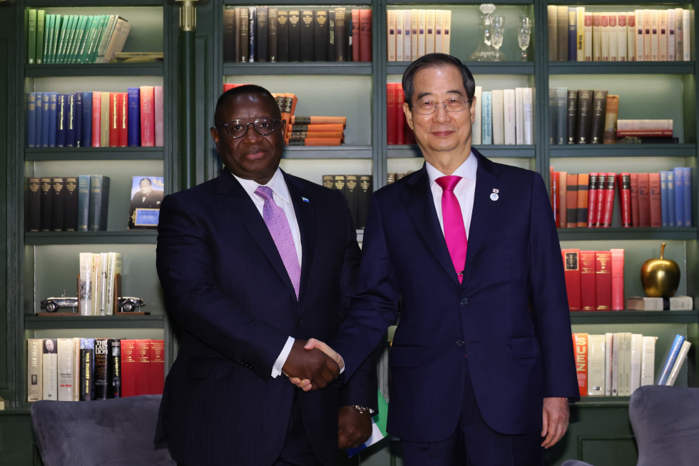 PM meets Sierra Leone President in London
