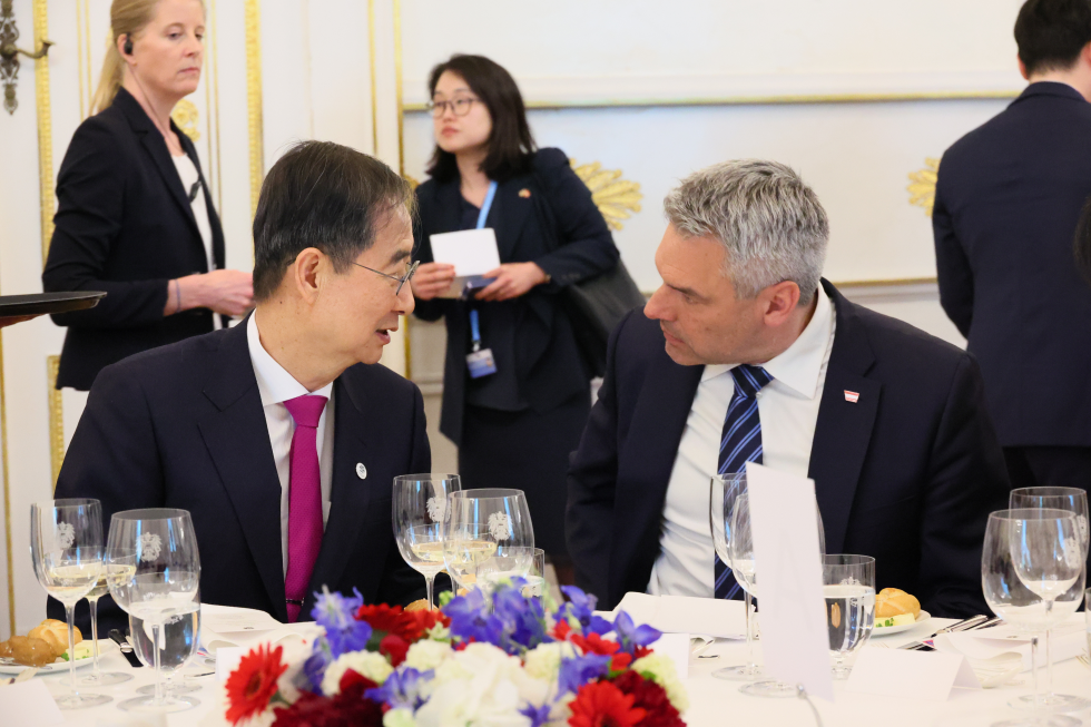 PM attends on official dinner hosted by Austrian PM