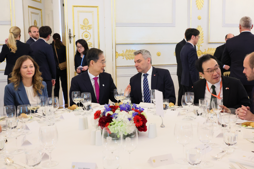 PM attends on official dinner hosted by Austrian PM