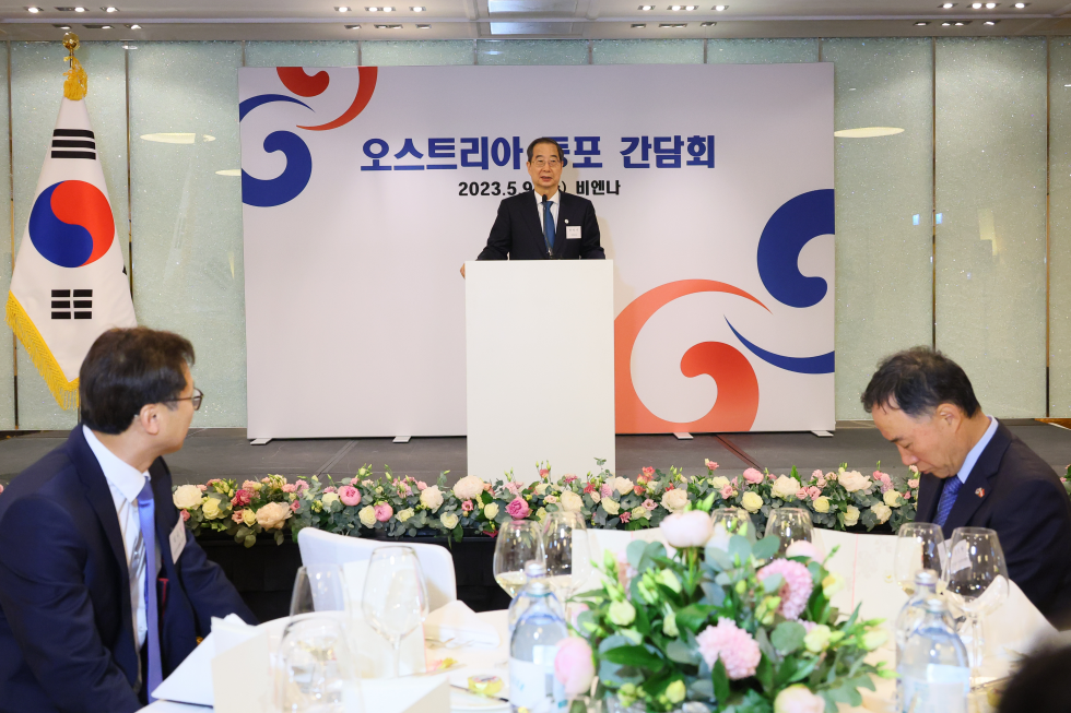 PM meets Korean residents in Austria
