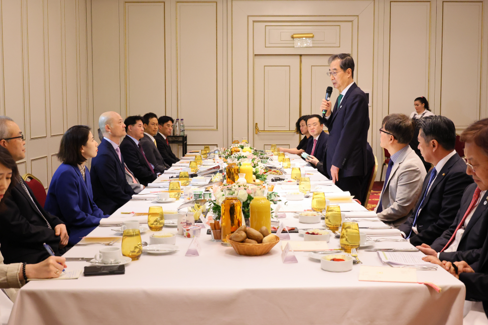 PM meets Korean residents in Romania