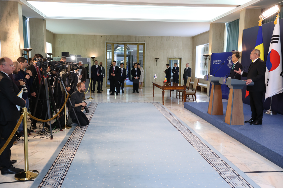 PM holds a joint news conference with Romanian PM