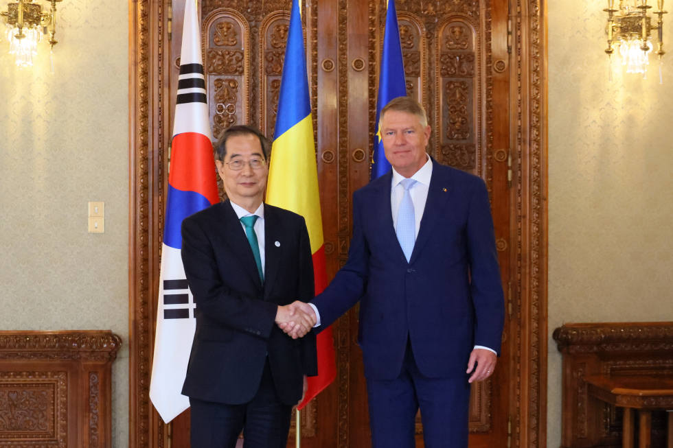 PM meets Romanian President Klaus Iohannis