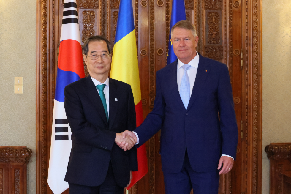 PM meets Romanian President Klaus Iohannis