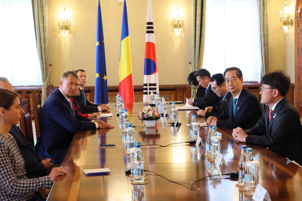 PM meets Romanian President Klaus Iohannis