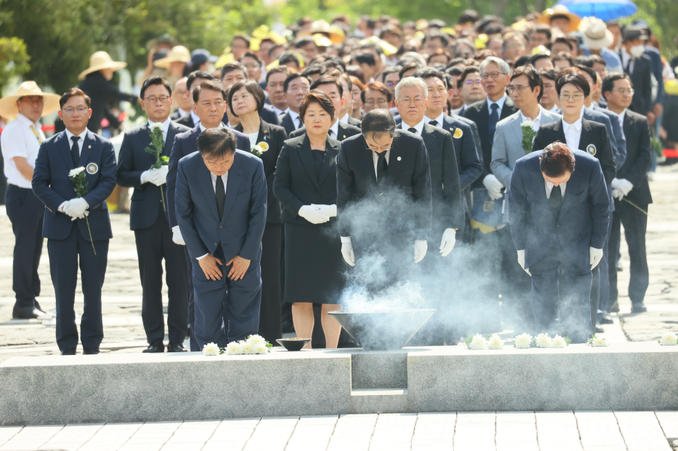 Memorial service held for ex-President Roh Moo-hyun