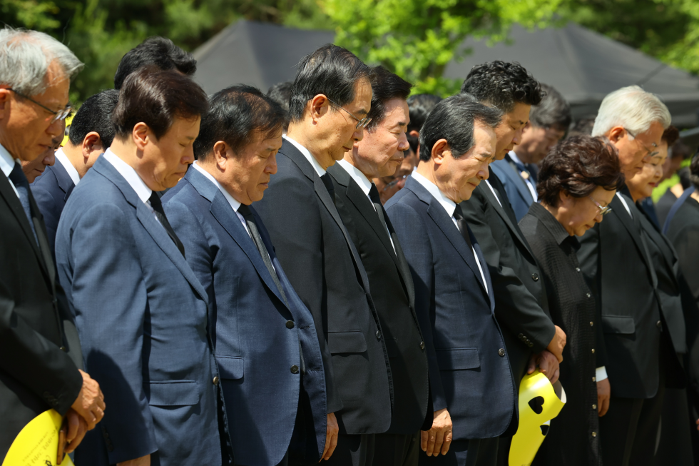 Memorial service held for ex-President Roh Moo-hyun