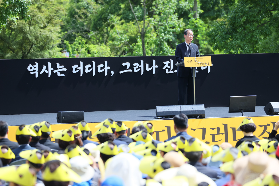 Memorial service held for ex-President Roh Moo-hyun