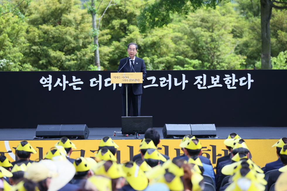 Memorial service held for ex-President Roh Moo-hyun