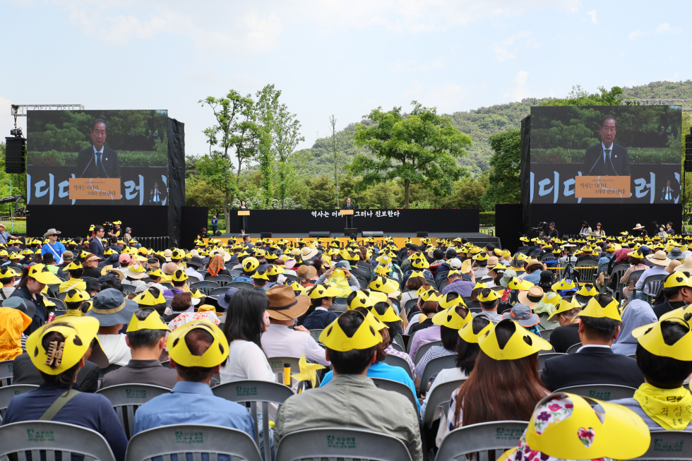 Memorial service held for ex-President Roh Moo-hyun