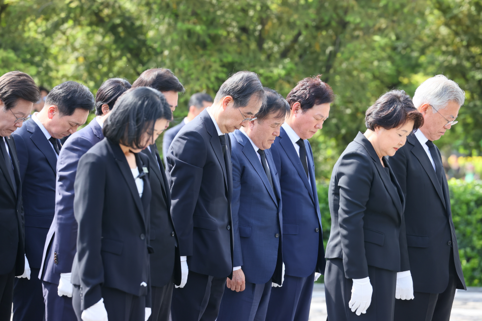 Memorial service held for ex-President Roh Moo-hyun