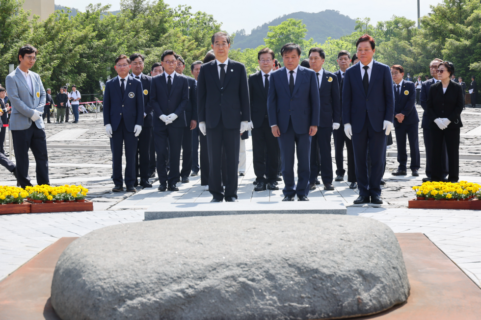 Memorial service held for ex-President Roh Moo-hyun