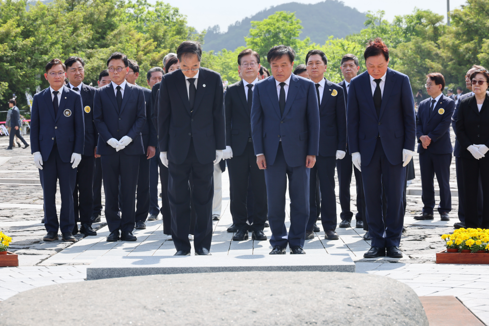 Memorial service held for ex-President Roh Moo-hyun