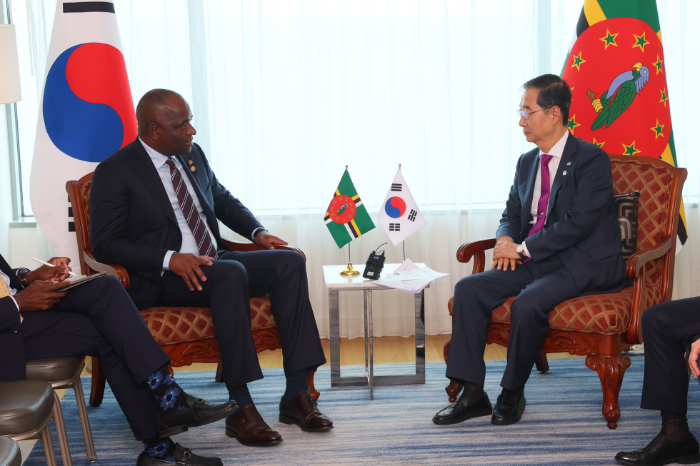 PM meets Prime Minister of Commonwealth of Dominica Roosevelt Skerrit